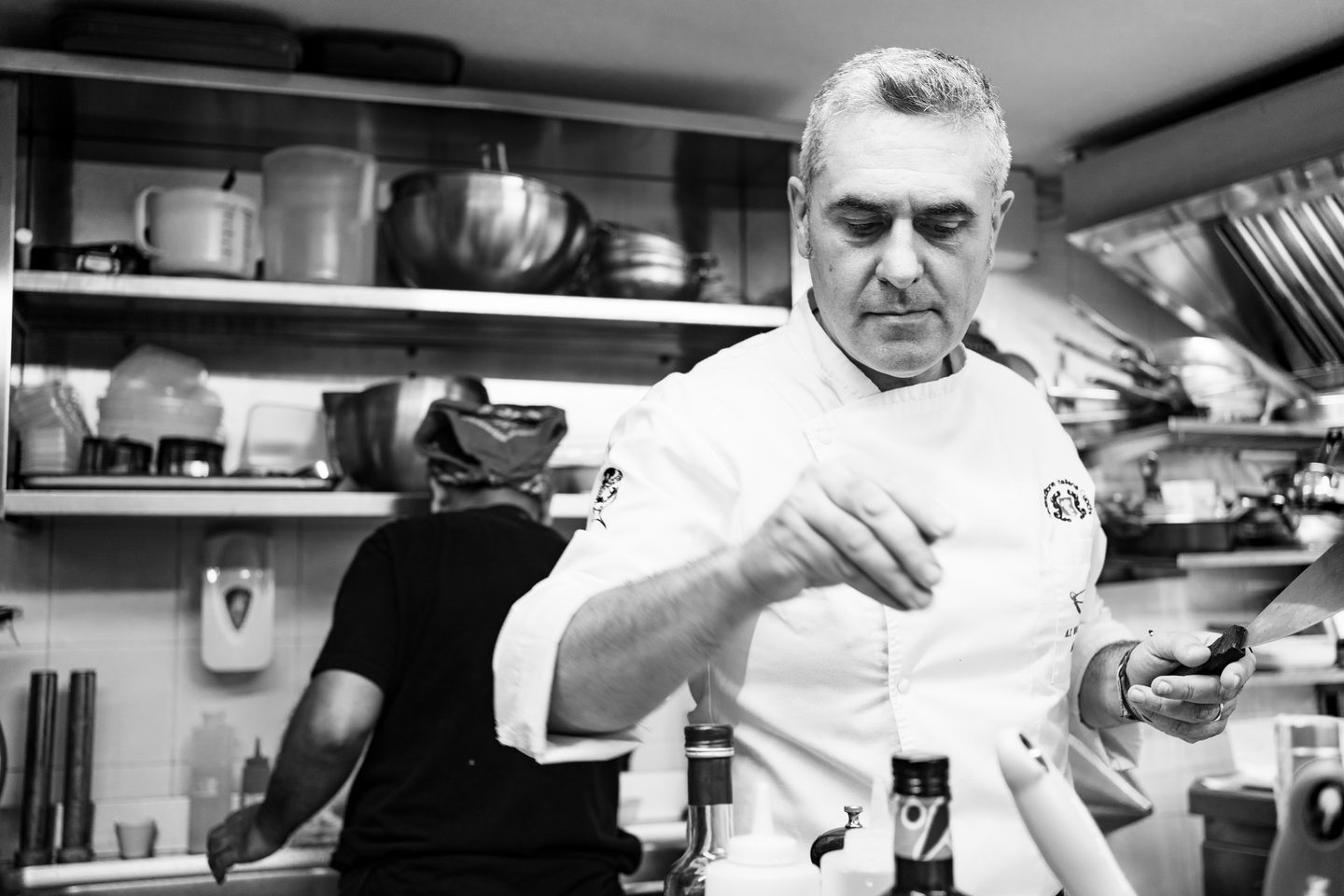 Marco ai fornelli, ritratto in bianco e nero