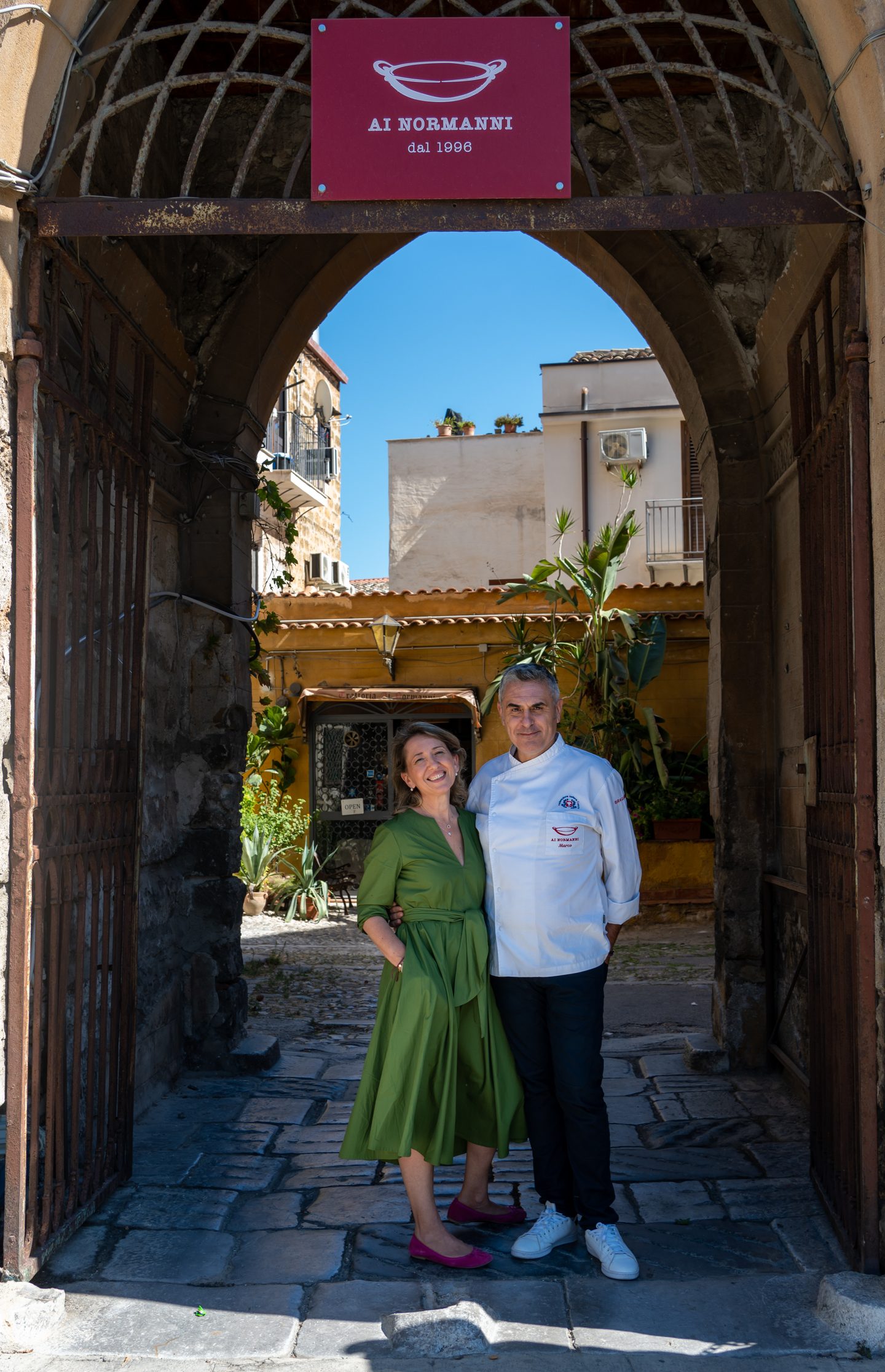 Il cortile e l'arco che portano al ristorante