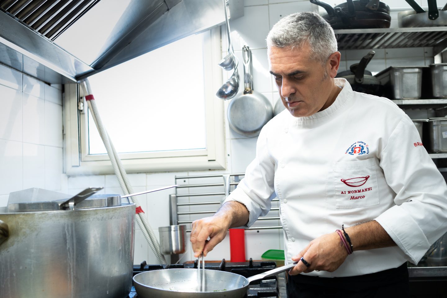 Marco al lavoro in cucina