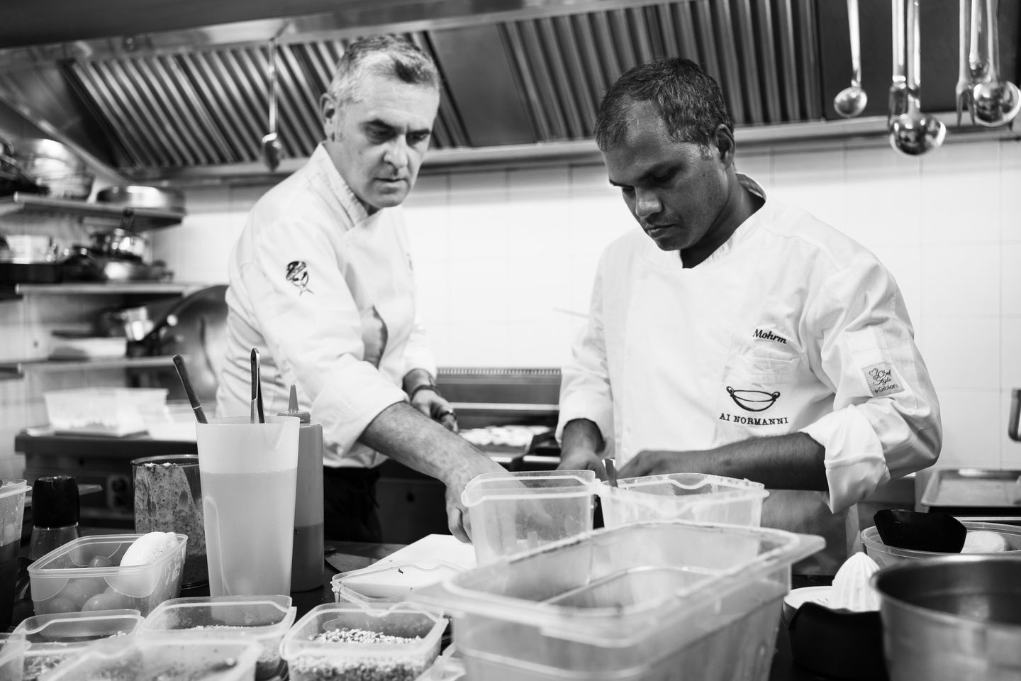 Marco e un cuoco della brigata al lavoro in cucina