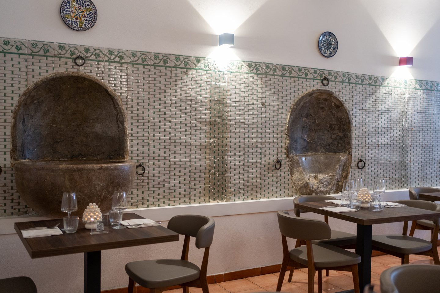 La sala con gli antichi abbeveratoi in pietra