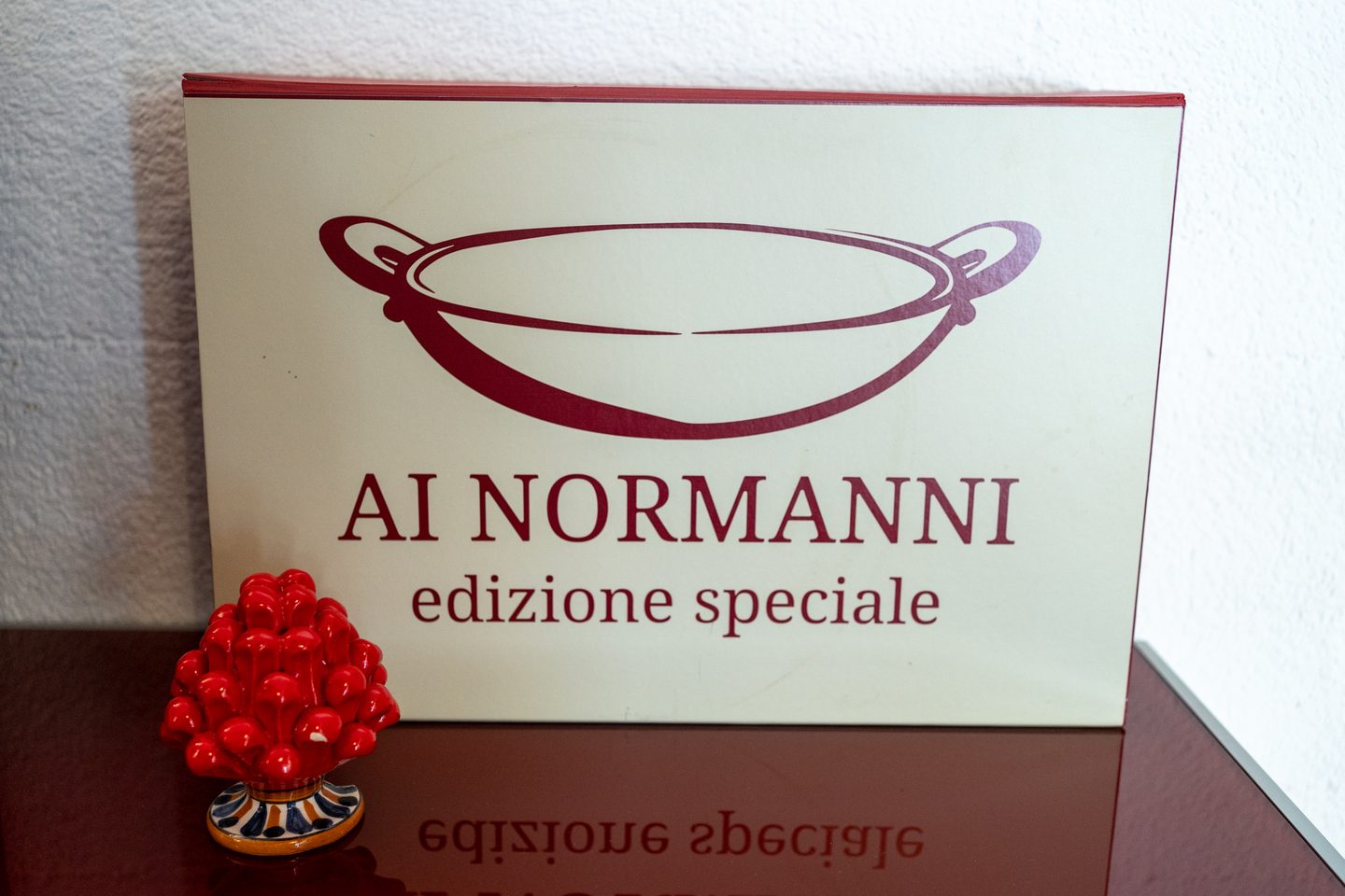 L'insegna Ai Normanni edizione speciale e la pigna rossa
