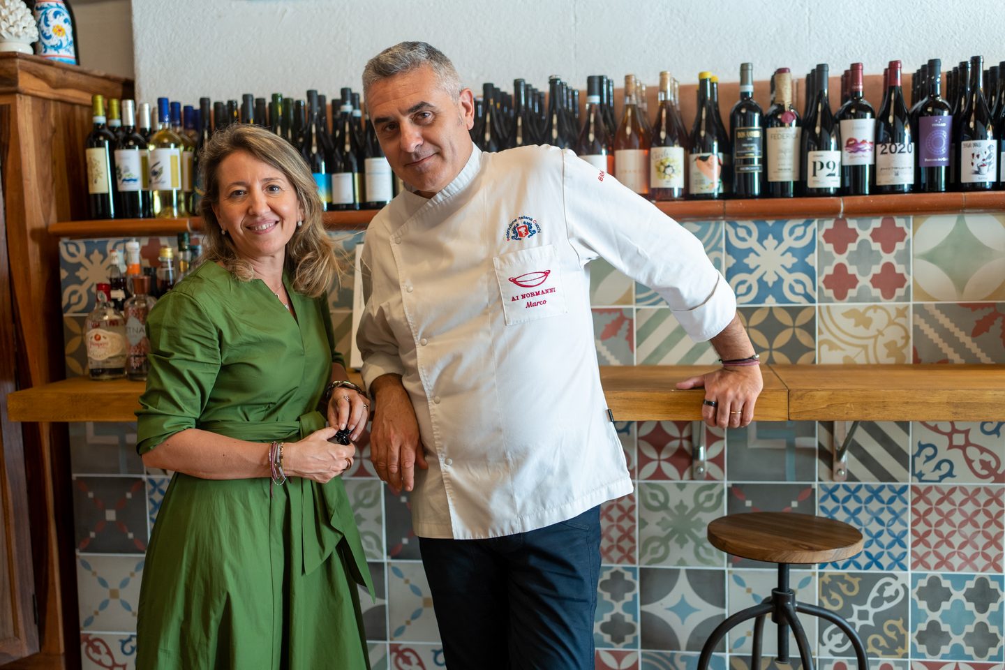 Marilena e Marco davanti al bancone dei vini