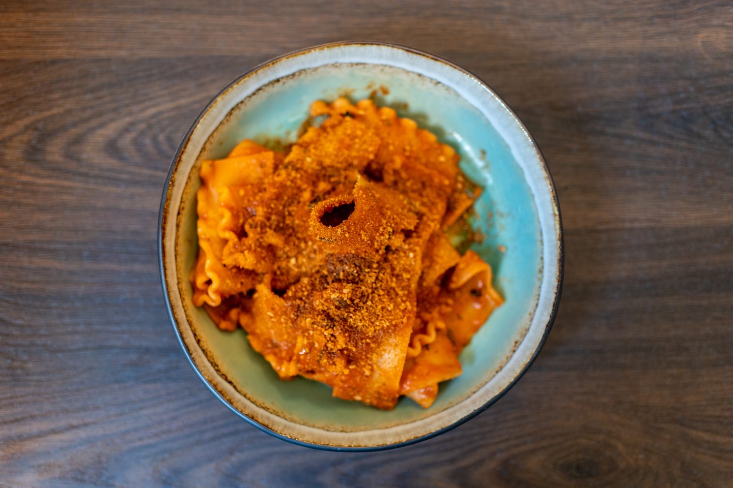 Pasta al pomodoro con mollica, vista dall'alto