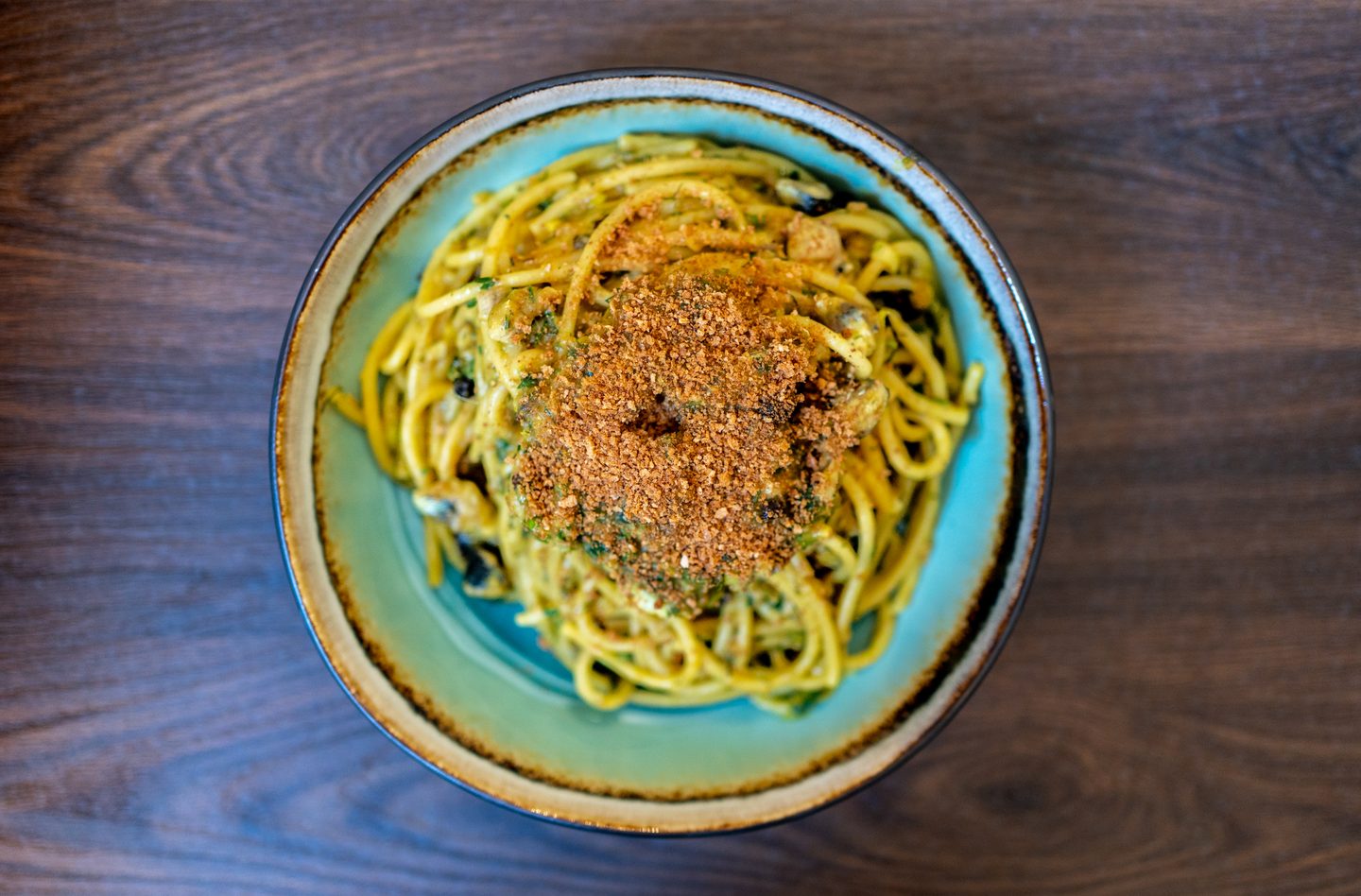 Spaghetti con le sarde e mollica tostata visti dall'alto