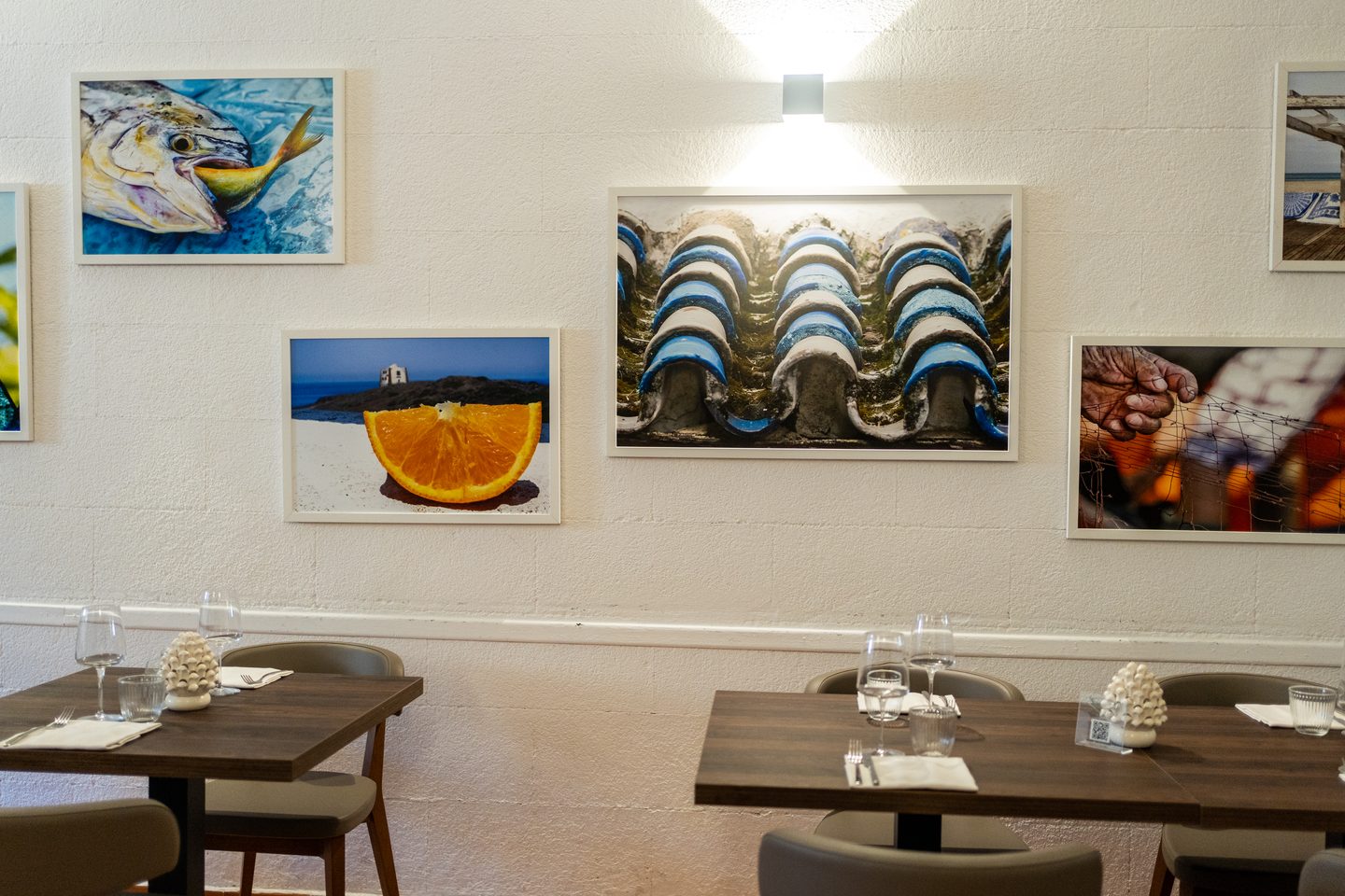 La sala con i quadri alle pareti