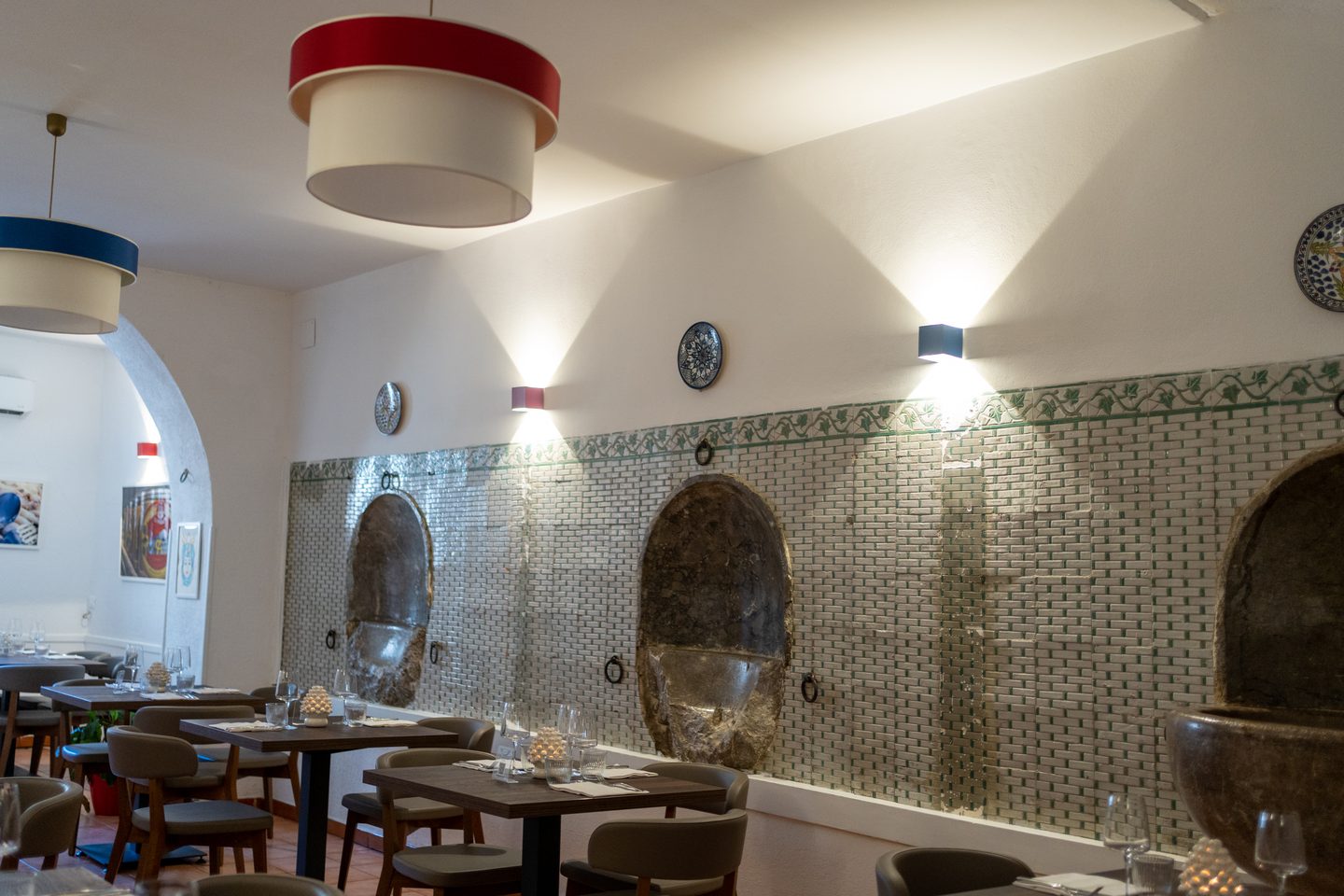 La sala principale con gli abbeveratoi e la lampada rossa