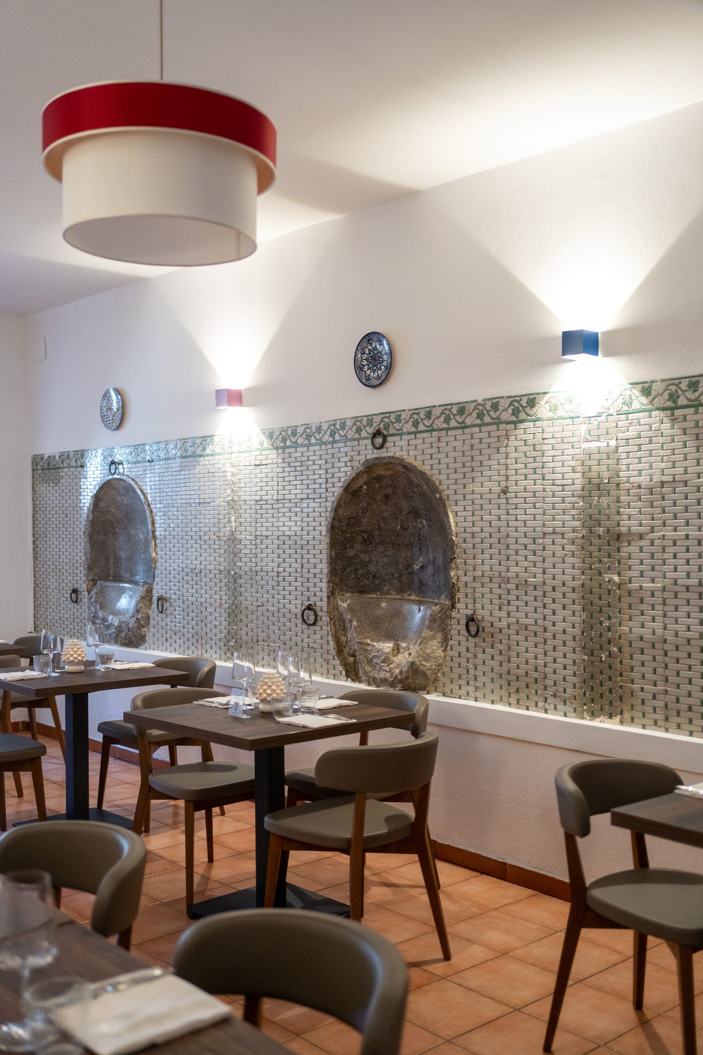 Lampada e tavoli nella sala principale