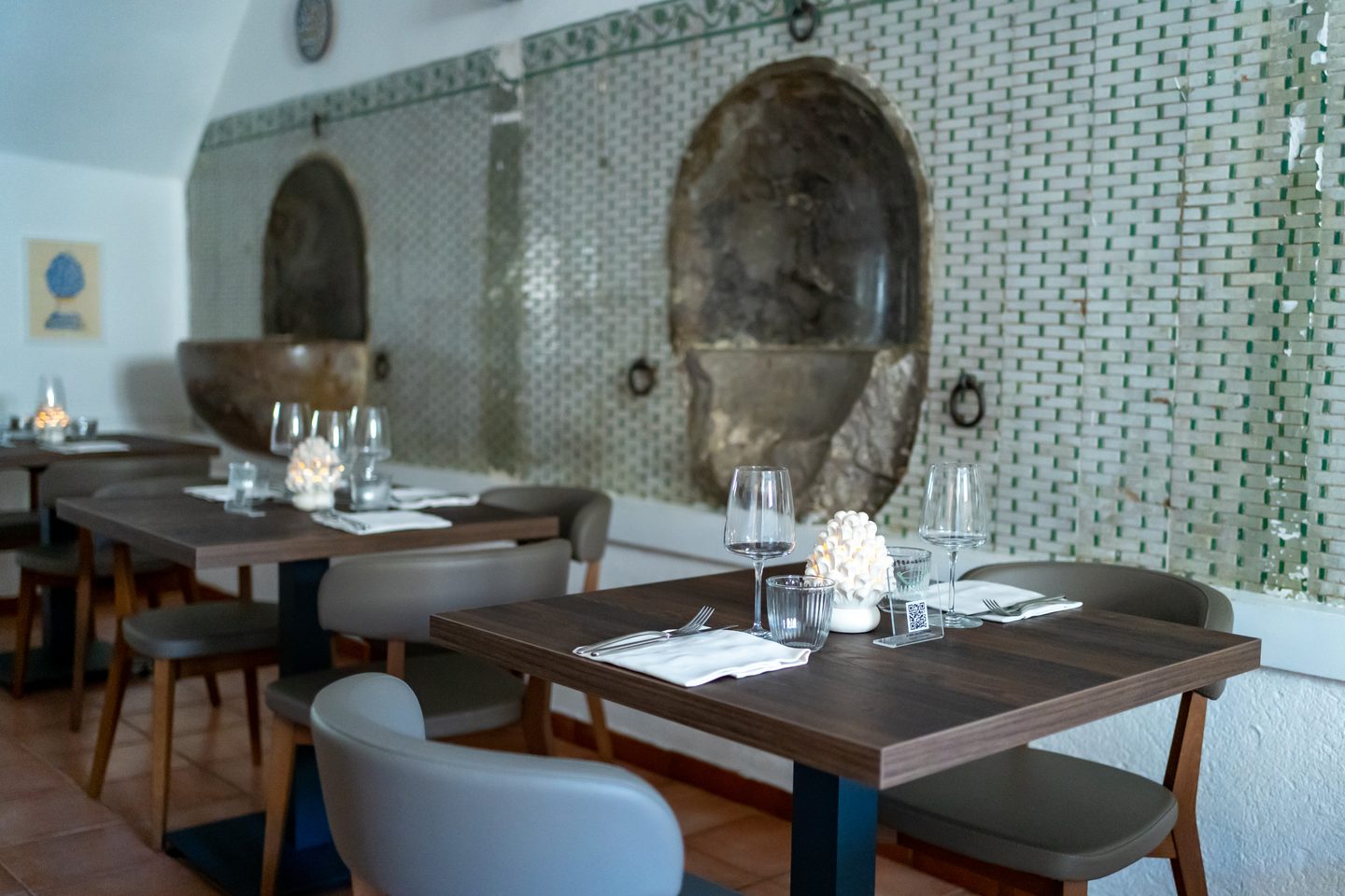 La sala con i tavoli apparecchiati