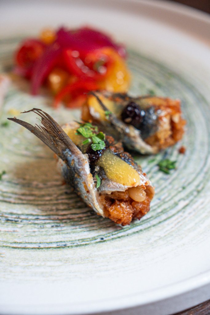 Sarde a beccafico con cipolla rossa e agrumi