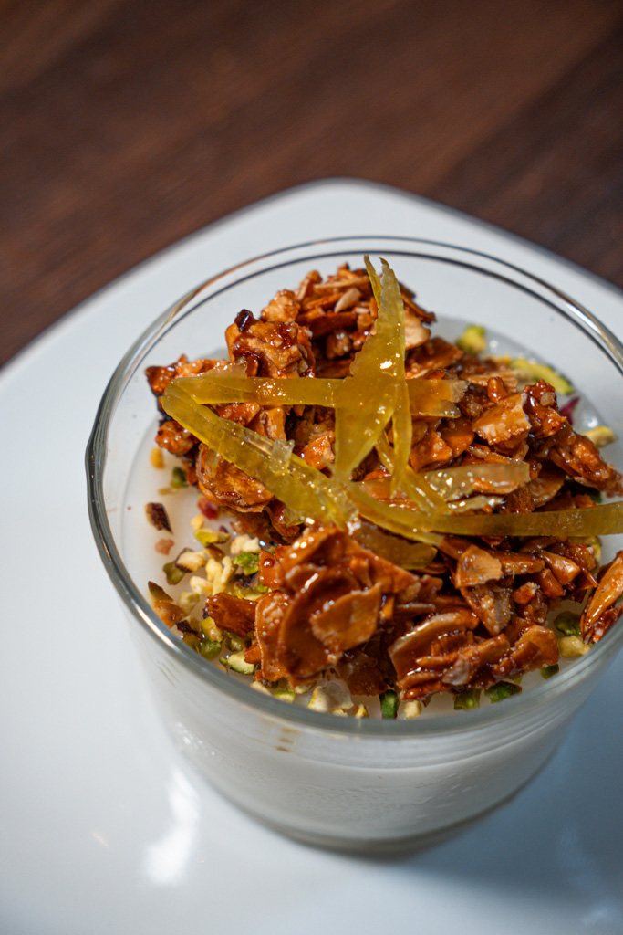 Biancomangiare con mandorle caramellate e limone candito
