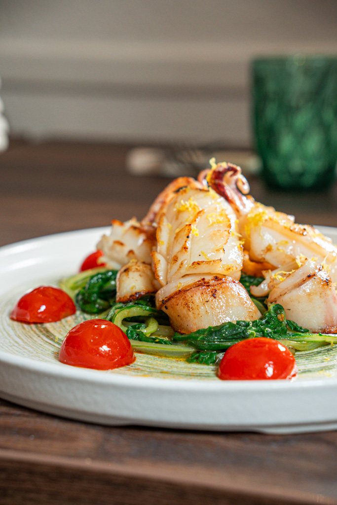 Calamari al limone su pomodoro arso e verdure