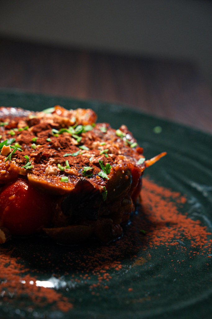 Caponata su piatto scuro