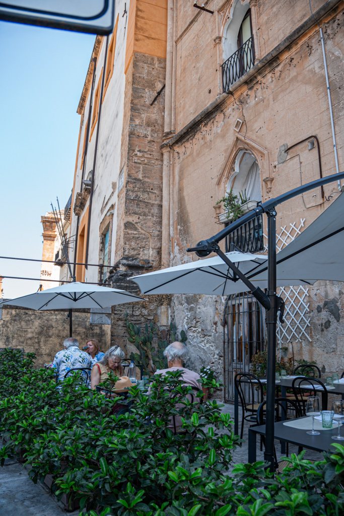 Tavoli all'aperto nel cortile, tra le facciate del centro storico