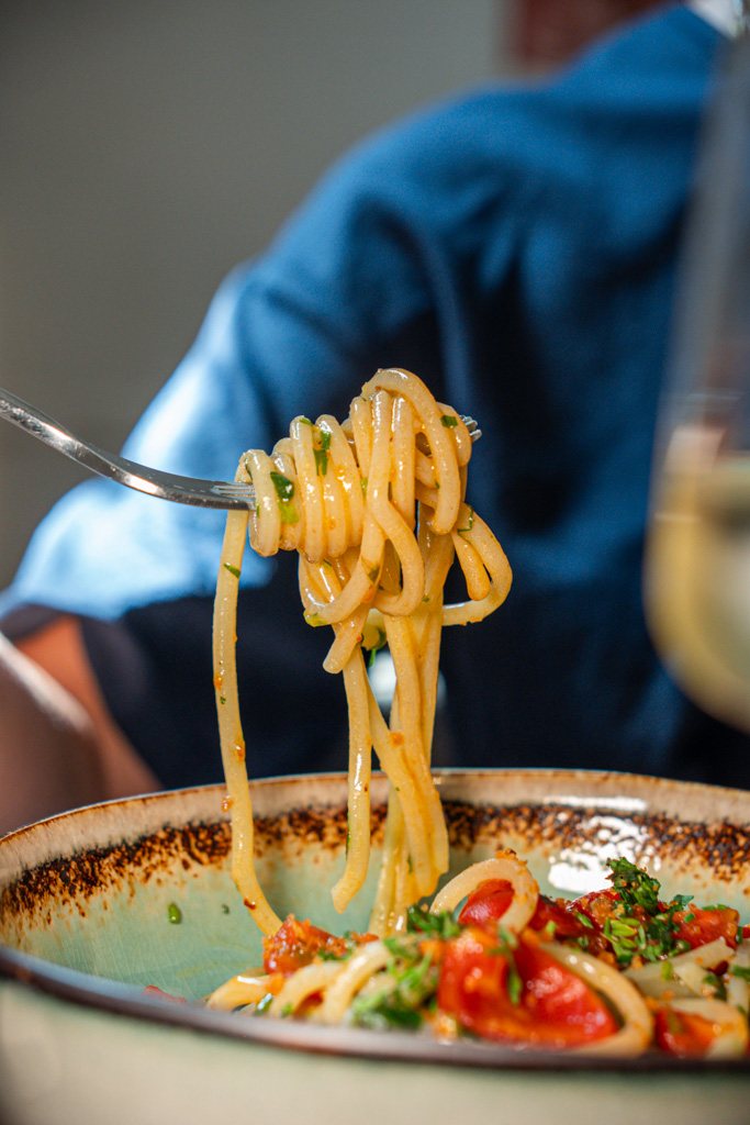 Spaghetti al pomodoro arrotolati sulla forchetta