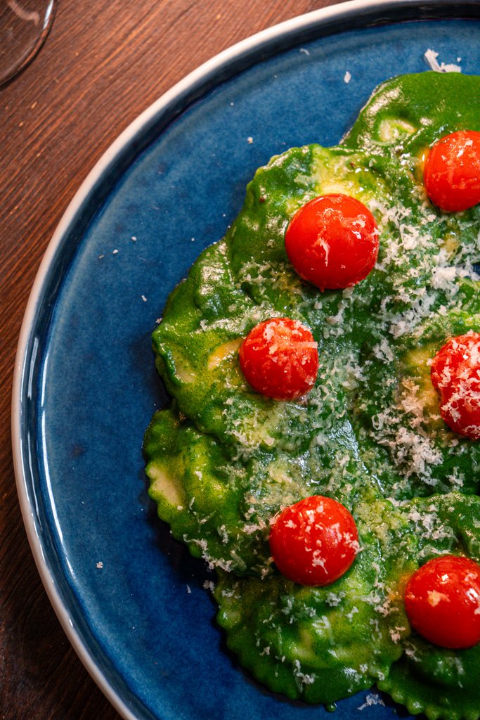 Ravioli verdi di ricotta e tenerumi con pomodorini