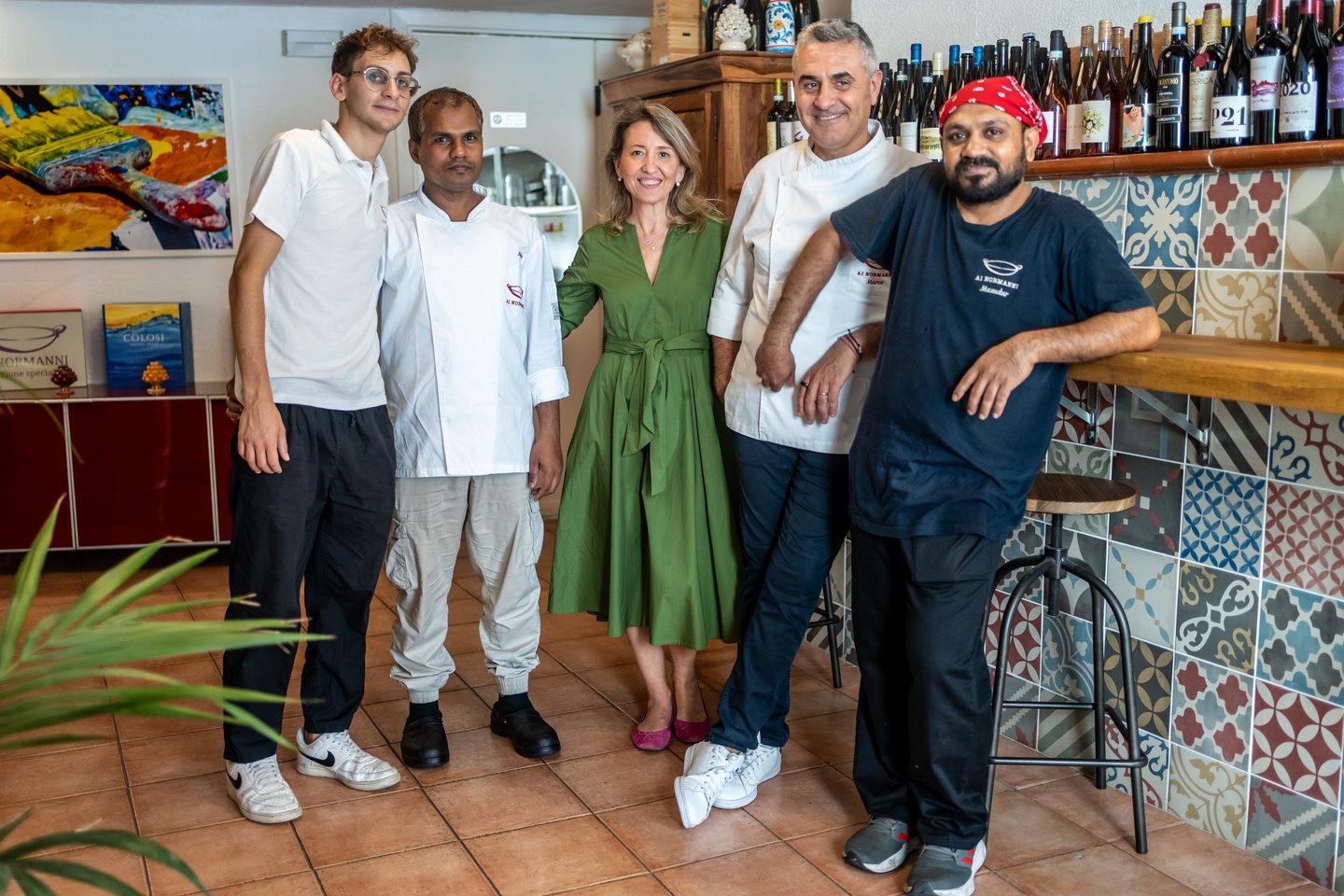 La squadra di Ai Normanni al completo davanti al bancone con le maioliche