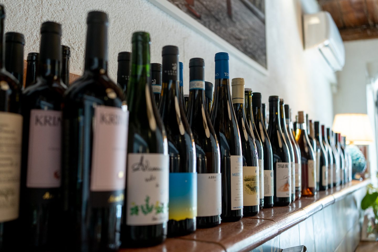 La parete di bottiglie della cantina