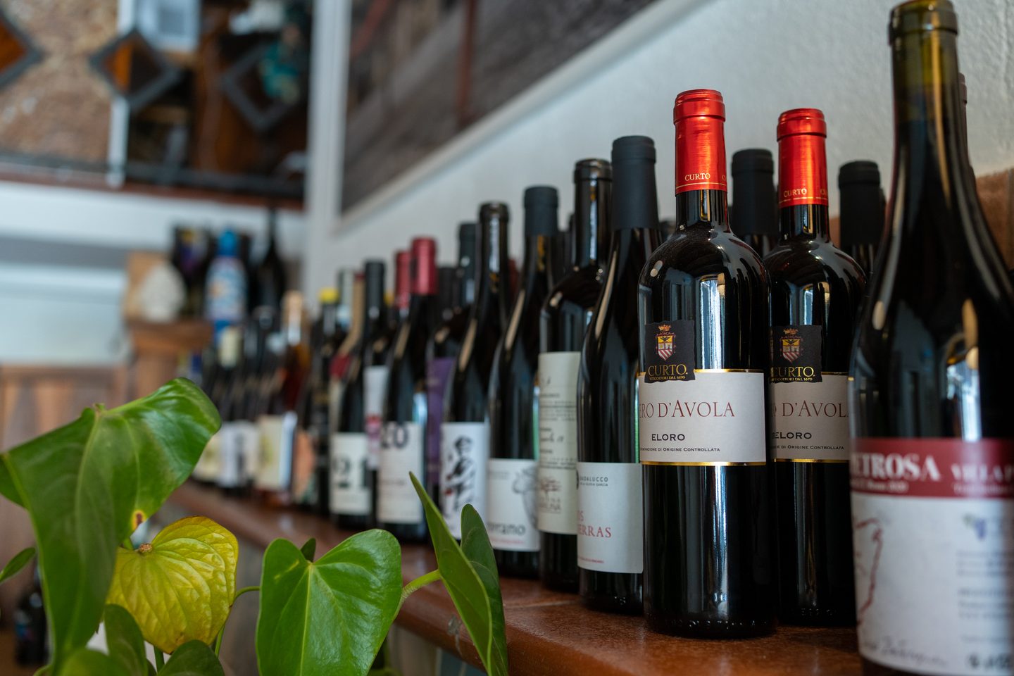 Il bancone dei vini con le maioliche colorate